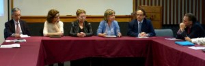 Mesa de bienvenida del encuentro - Universidad ORT Uruguay - 30 de noviembre de 2015 Ing. Julio Fernández, vice rector de la Universidad ORT Uruguay; la Mag. Rosita Inés Angelo, directora nacional de educación de MEC; la Mag. Edith Moraes, subsecretaria del MEC; la Dra. Denise Vaillant, secretaria académica del Instituto de Educación de la Universidad ORT Uruguay; el Dc. Enrique Martínez Larrechea presidente de SUECI y el Dr. Carlos Alberto Torres, presidente del World Council of Comparative Education Societies, WCCES.